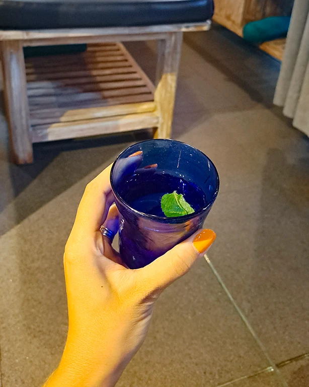 Noelia relajándose con un té tradicional tras un masaje en Indonesia.