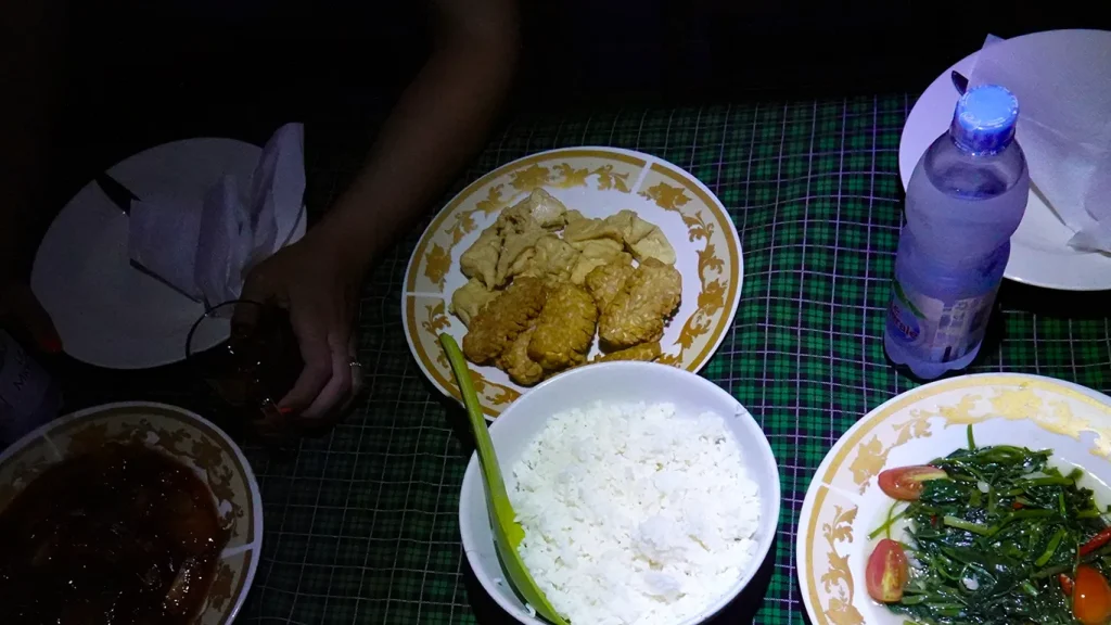 Plato tradicional con tempeh y tofu frito en Indonesia.