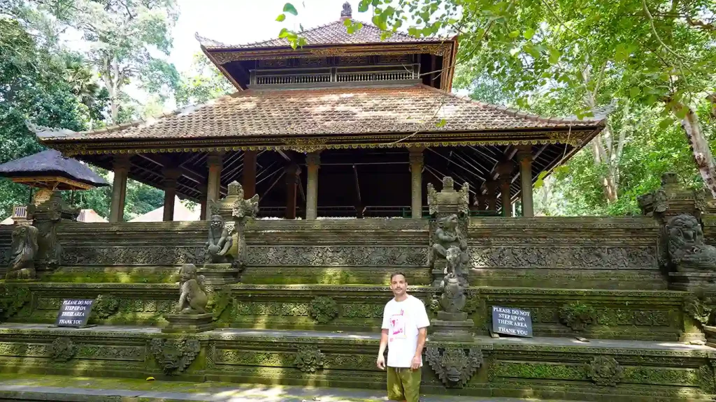 Joan en el templo del Bosque de los Monos en Ubud.