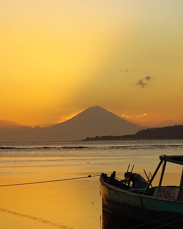 Vista del volcán Rinjani de Lombok desde la costa de Gili Air.