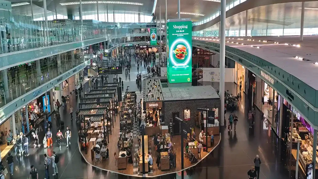 Tiendas telefonía aeropuerto Indonesia.