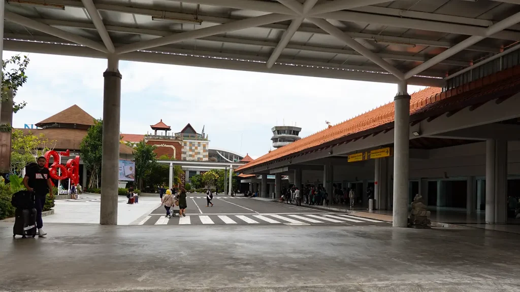 Salida de la terminal del Aeropuerto Internacional Ngurah Rai en Bali.