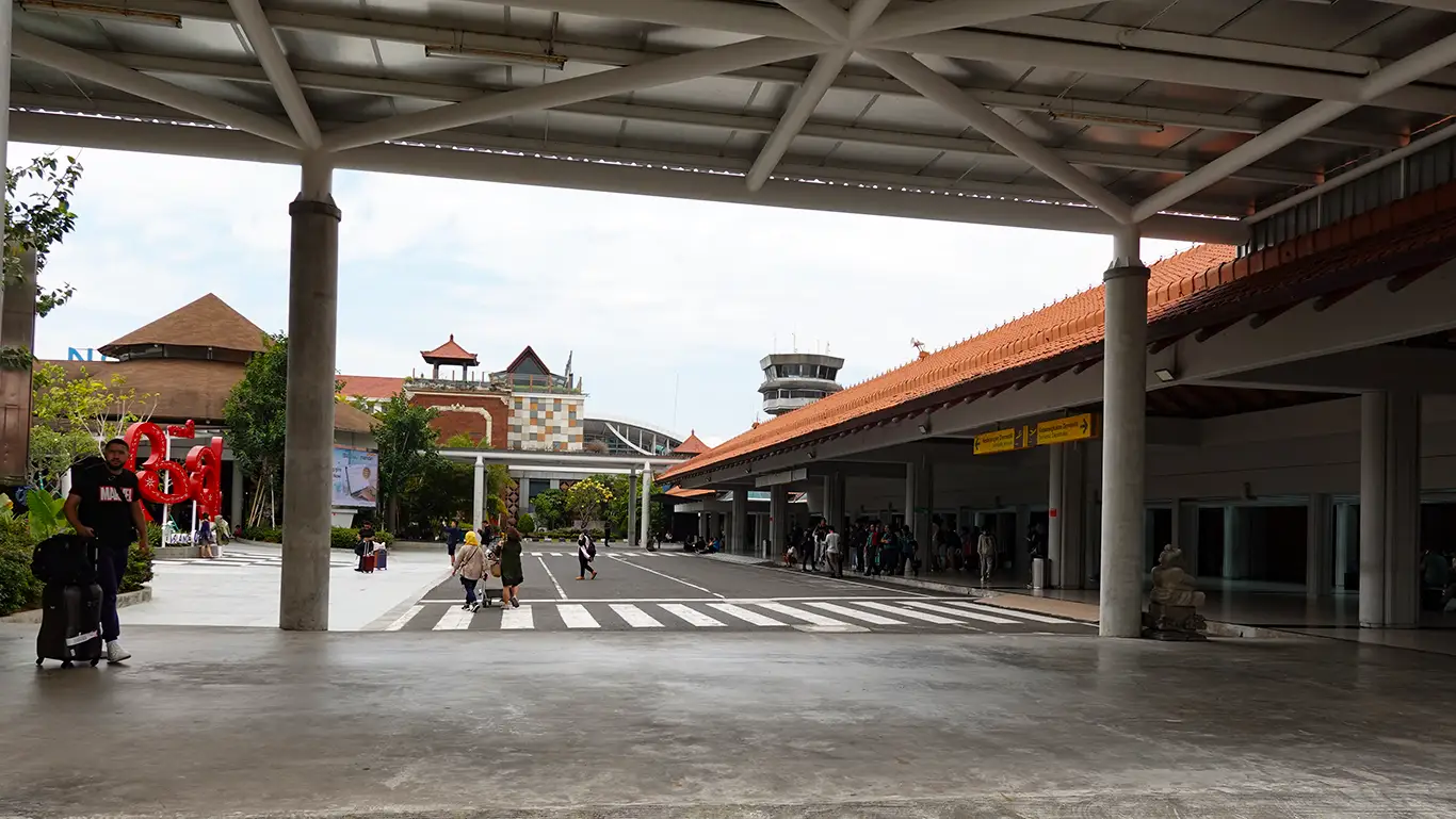 Salida de la terminal del Aeropuerto Internacional Ngurah Rai en Bali.