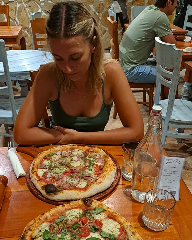 Noelia comiendo en un restaurante de Gili Air con botella de cristal reutilizable.