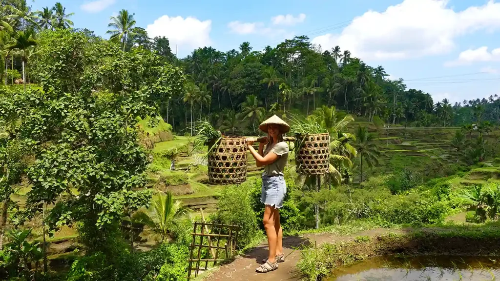 Noelia caminando entre arrozales en Bali.