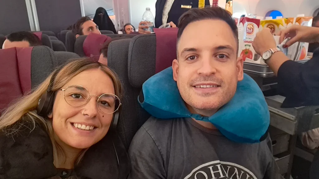 Noelia y Joan sentados en el avión rumbo a Indonesia.