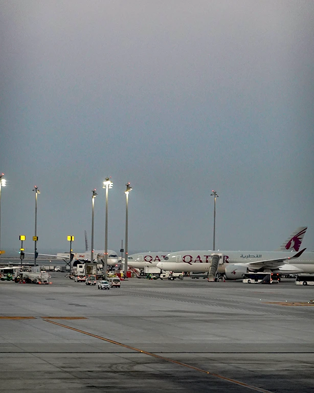 Avión de Qatar Airways en la pista del aeropuerto.