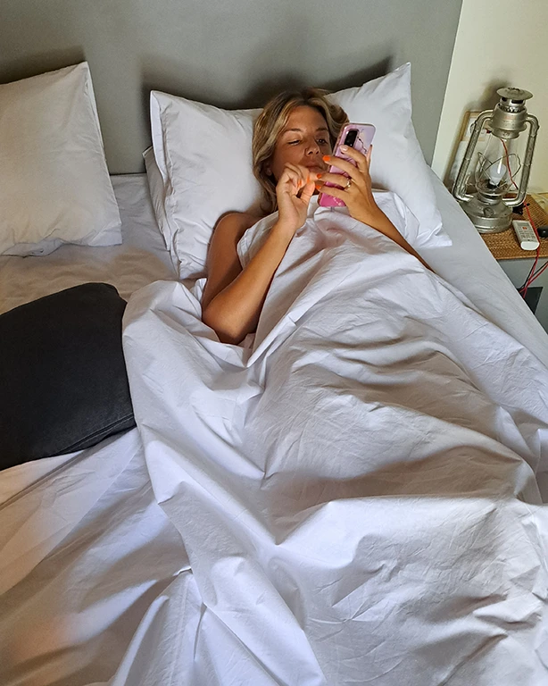 Noelia recuperándose en la cama tras sufrir el Bali Belly.