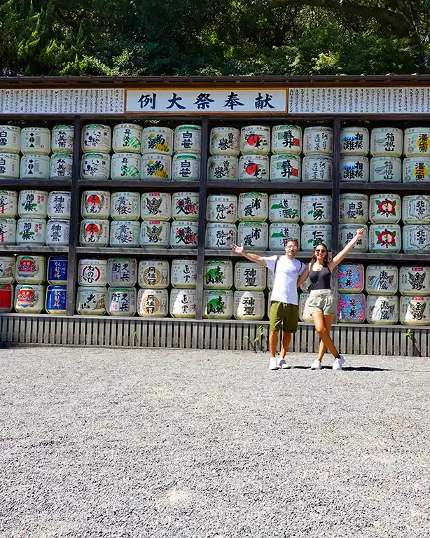 Noelia y Joan junto a los barriles de sake (kazaridaru) en Kamakura.