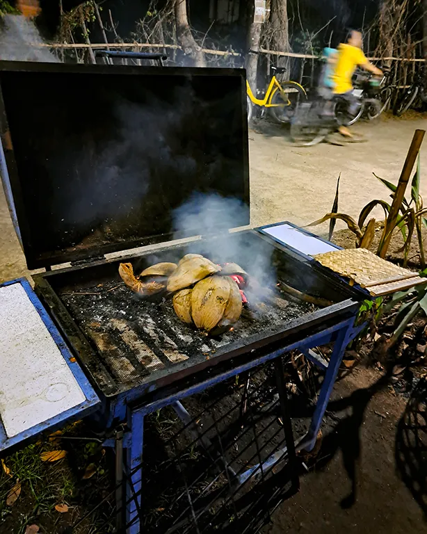 Barbacoa tradicional con cáscara de coco en Indonesia.