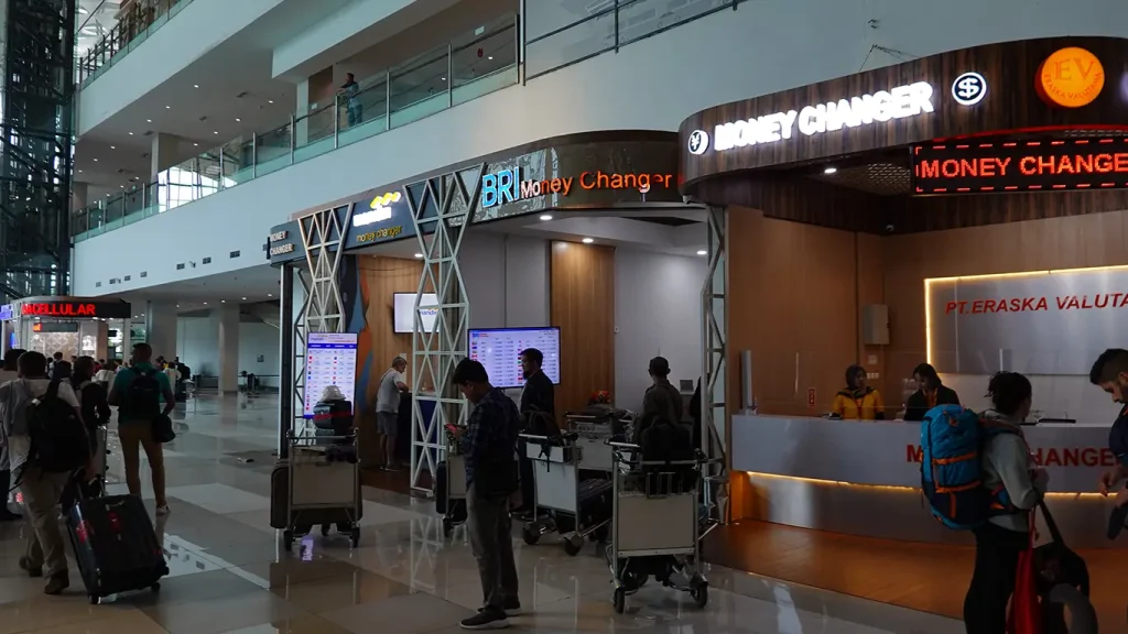 Oficina de cambio de divisa en el aeropuerto de Bali.