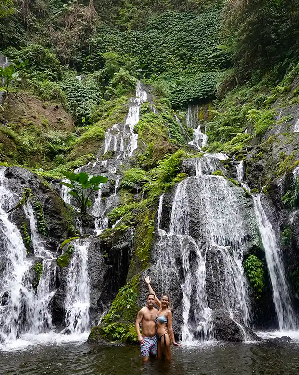 Joan y Noelia junto a las cascadas vírgenes y solitarias de Pucak Manik en el norte de Bali.