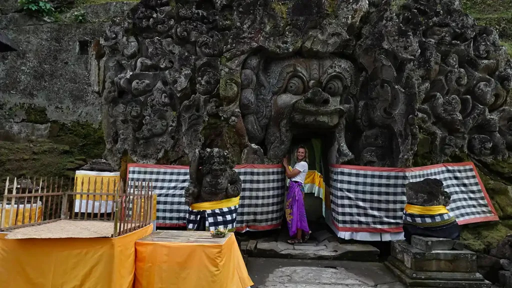 Noelia posando en la entrada de un templo balinés.