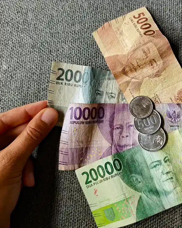 Noelia mostrando dinero en efectivo rupias en Indonesia.