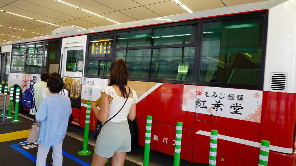 Noelia esperando para subir al autobús turístico en Hiroshima.
