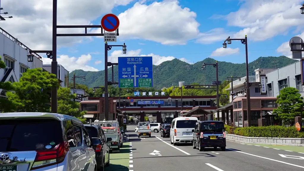 Carretera de acceso a la estación de Miyajimaguchi.