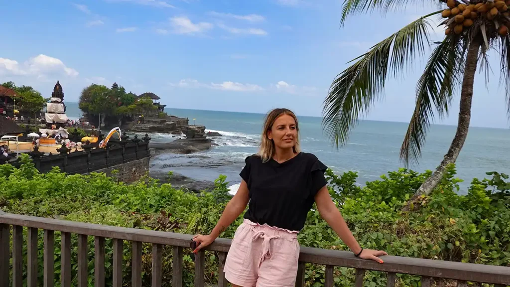 Noelia visitando el templo flotante Pura Ulun Danu Bratan en Bali.