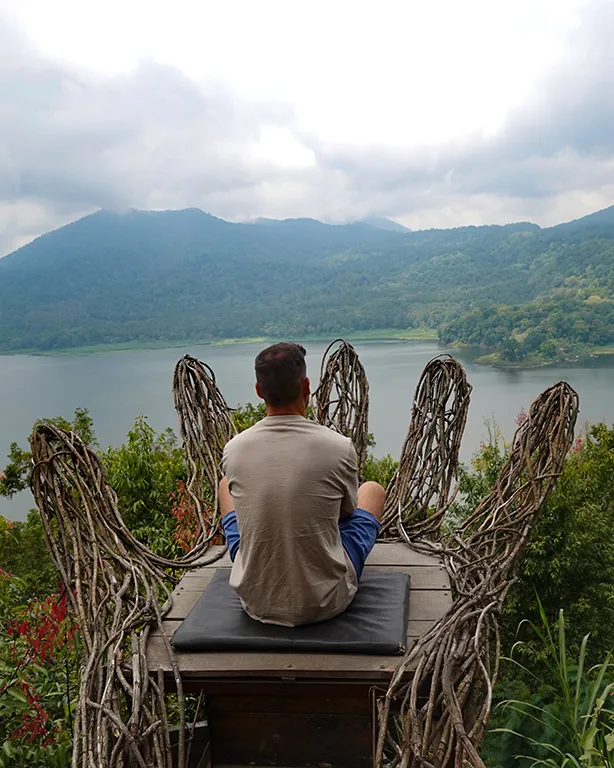 Joan posando en un columpio con nido de paja en los paisajes montañosos del norte de Bali.