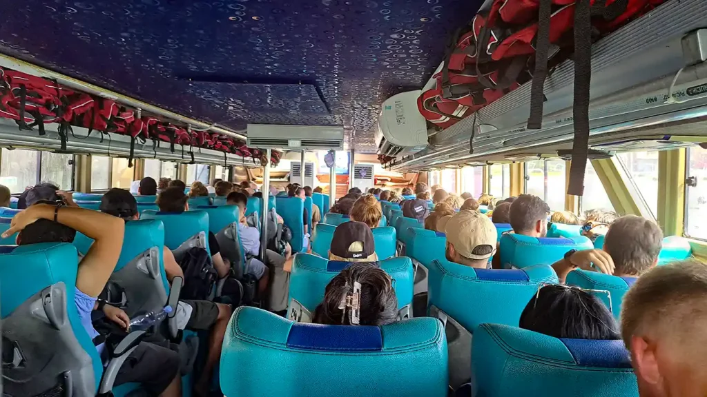 Interior de la lancha rápida o fast boat desde las Islas Gili a Bali.