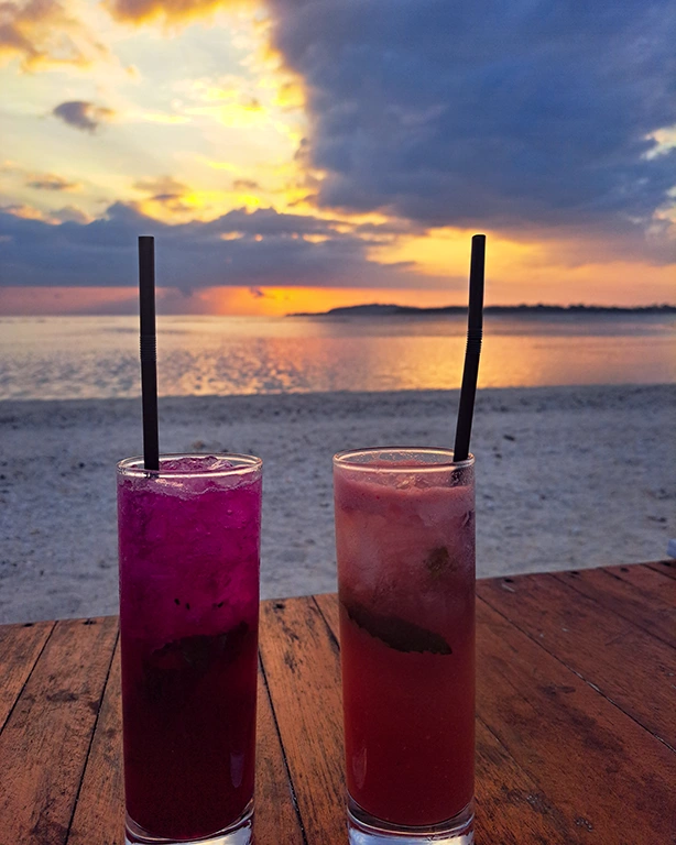 Cócteles con hielo en un local de Indonesia.