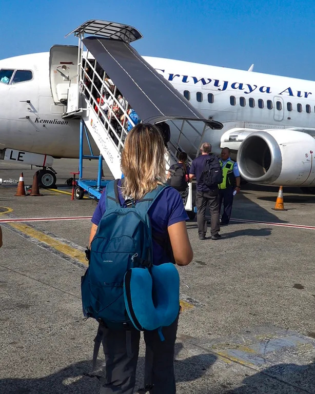 Noelia subiendo a un avión para un vuelo interno en Indonesia.