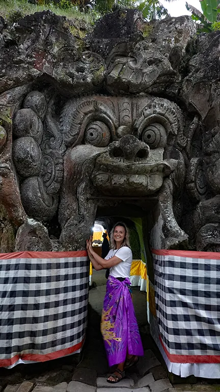 Noelia posando frente a la entrada histórica de la Cueva del Elefante en Bali.