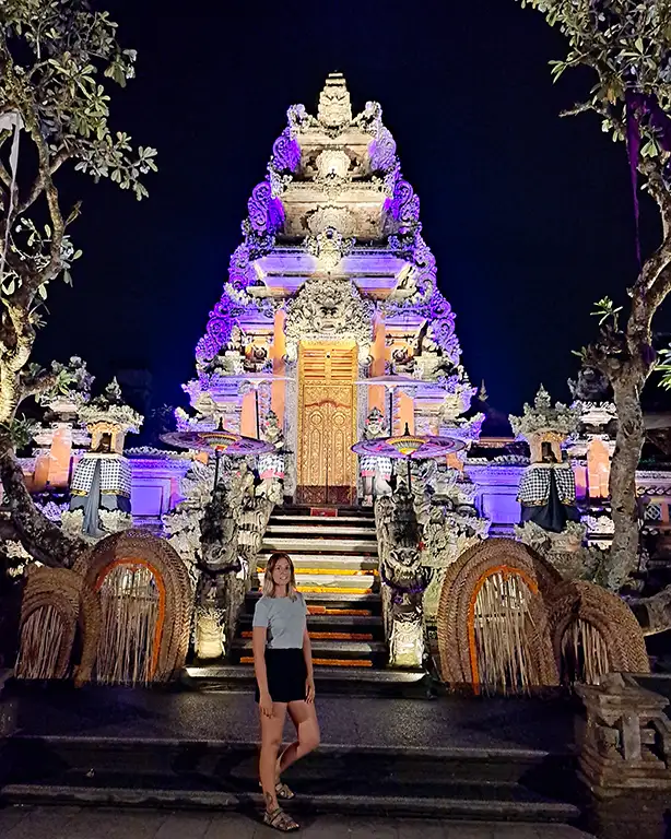 Noelia contemplando el templo del agua Pura Taman Saraswati iluminado por la noche en Ubud.