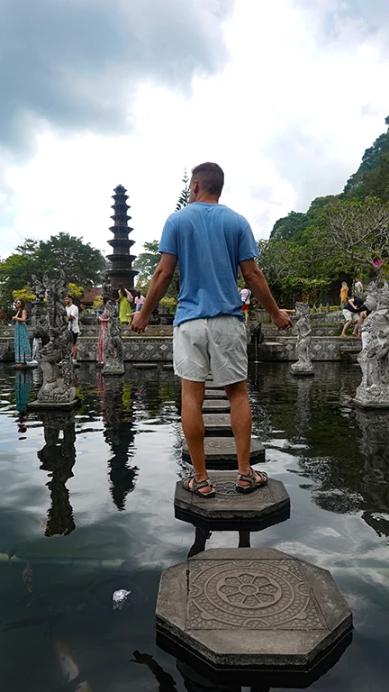 Joan rodeado de turistas en los famosos caminos de piedra del palacio de agua Tirta Gangga.