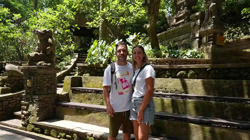 Joan y Noelia posando felices en un templo tradicional de Bali.