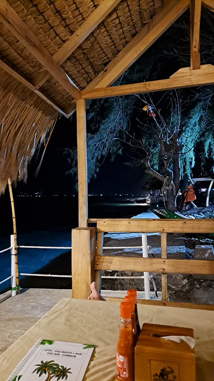 Restaurante a pie de playa en la isla Gili Air.