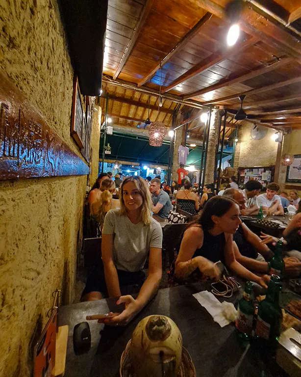 Restaurante turístico en Indonesia con precios elevados.
