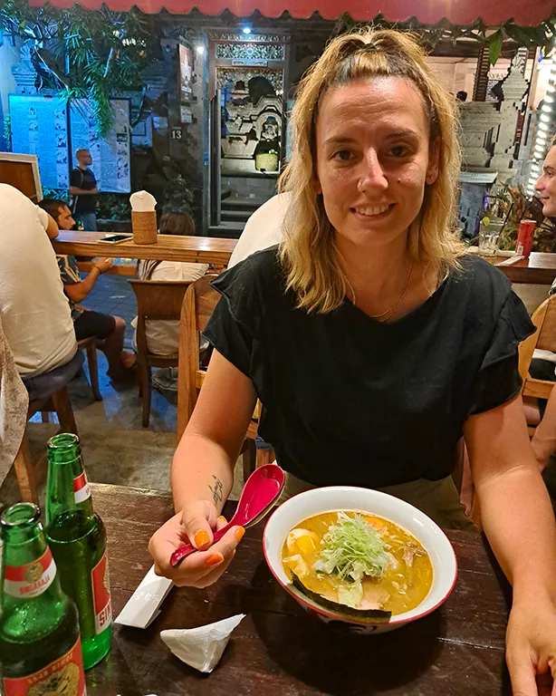 Noelia disfrutando de una cena de ramen y gyozas en un restaurante de Ubud.