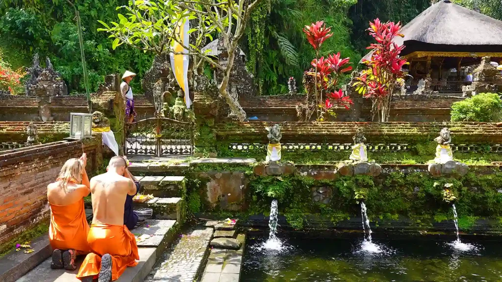 Noelia y Joan en ritual tradicional remoto en Indonesia.