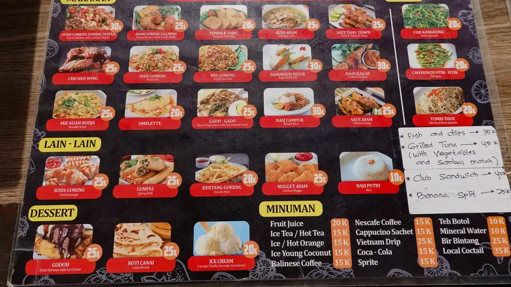 Foto de un menú en un warung local con nombres en indonesio.