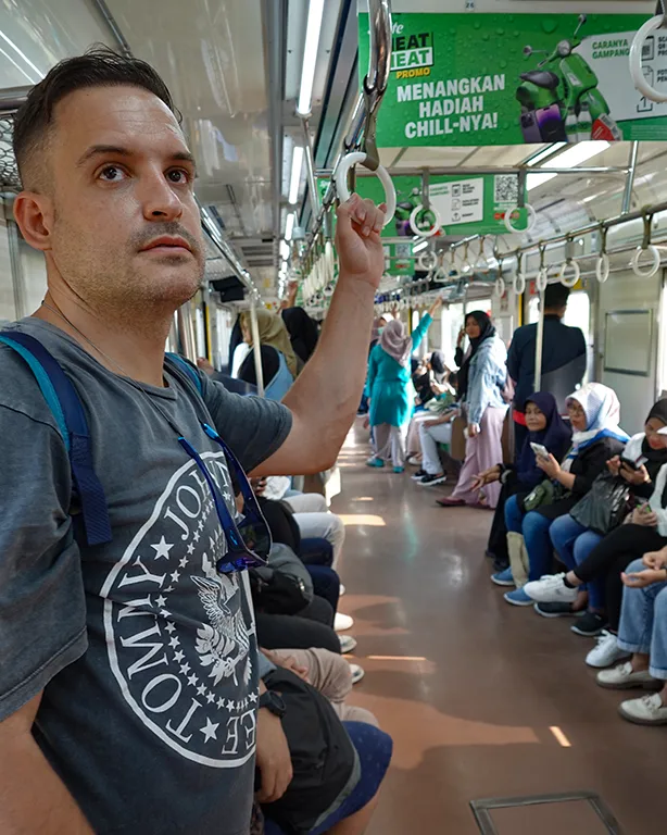 Joan sentado en el cómodo tren KAI en Yakarta.