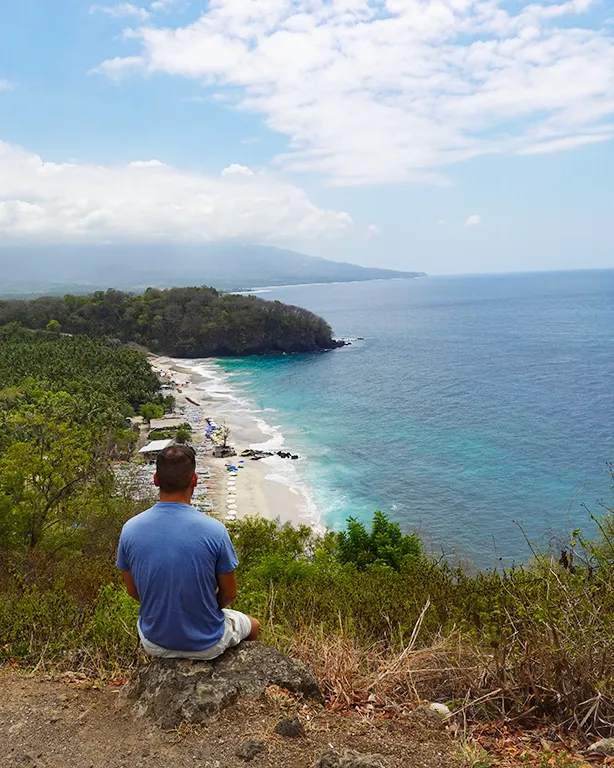 Joan contemplando las vistas panorámicas de Virgin Beach desde un mirador elevado.