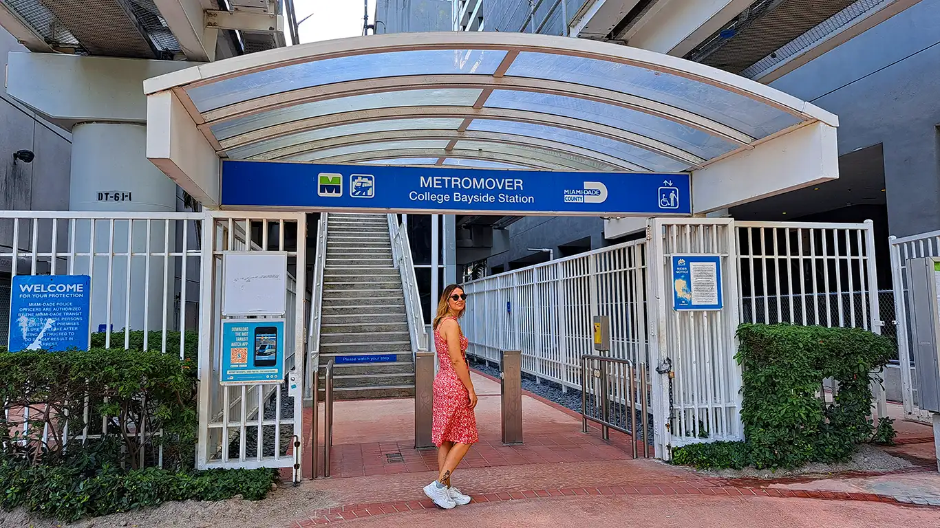 Entrada a la estación College Bayside del Metromover de Miami.