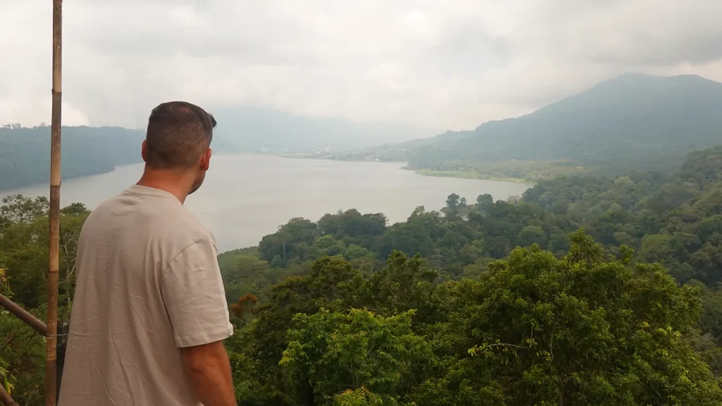 Joan mirando hacia la orilla del lago Tamblingan en el norte de Bali.