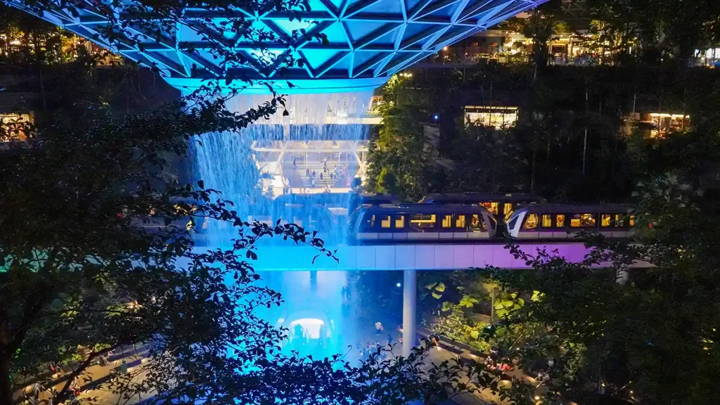 Forest Valley junto a la Rain Vortex en Jewel Changi.