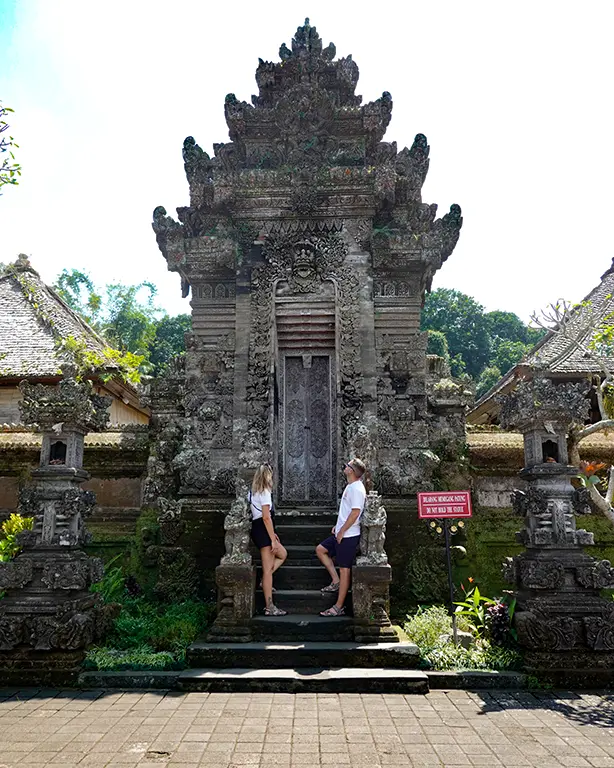 Noelia y Joan recorriendo el recinto de un templo histórico en Bali.