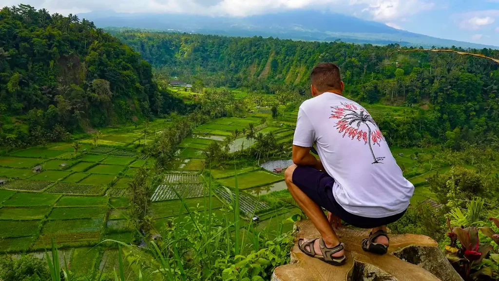 Joan admirando los paisajes verdes de Bali.
