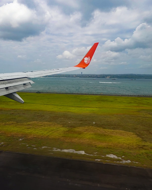 Vista desde la ventanilla de un avión en un vuelo interno en Indonesia.