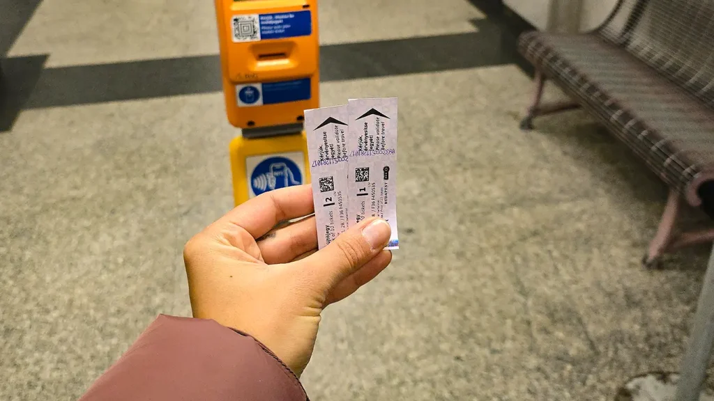 Mano sujetando billetes sencillos.