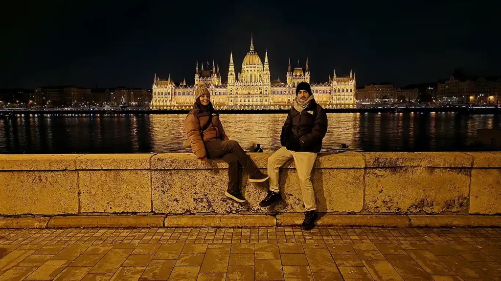 De noche enfrente del Parlamento de Hungría.