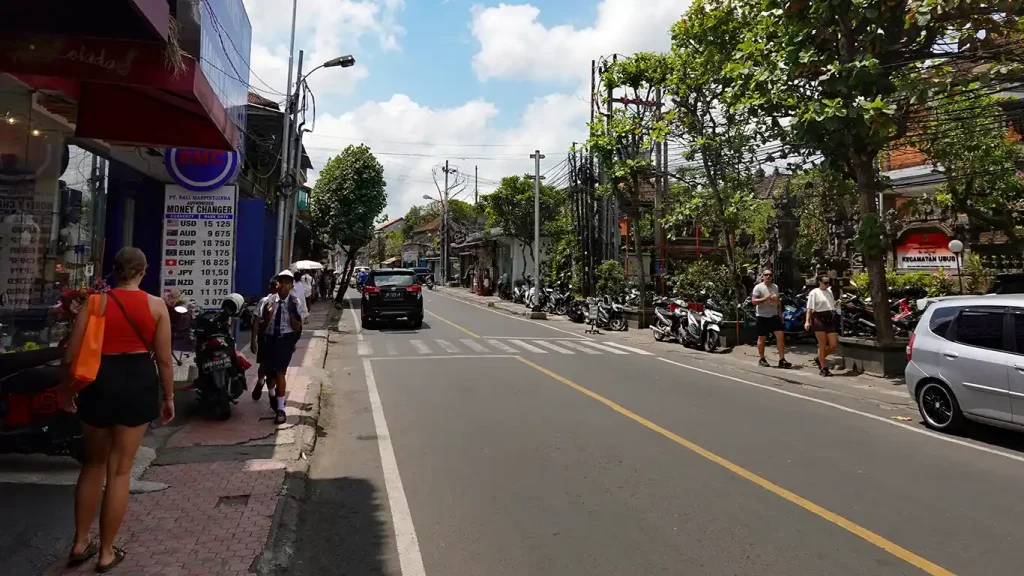 Calles de Ubud con aceras muy estrechas, irregulares y bordes de piedra.