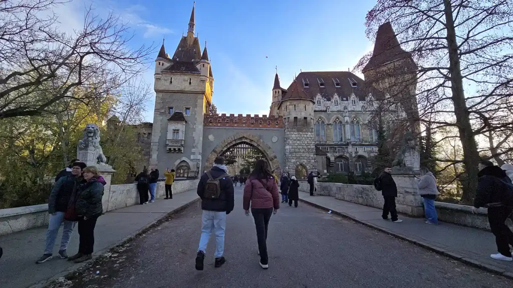 Joan y Noelia caminando junto al Castillo de Vajdahunyad en Budapest.