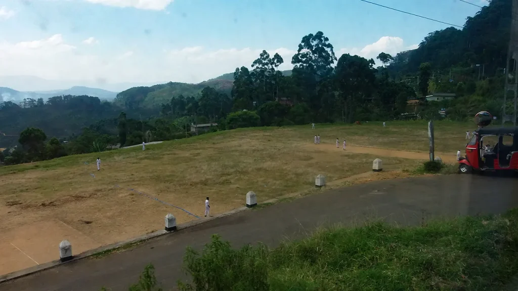 Paisaje de montaña junto a la línea ferroviaria de Sri Lanka.