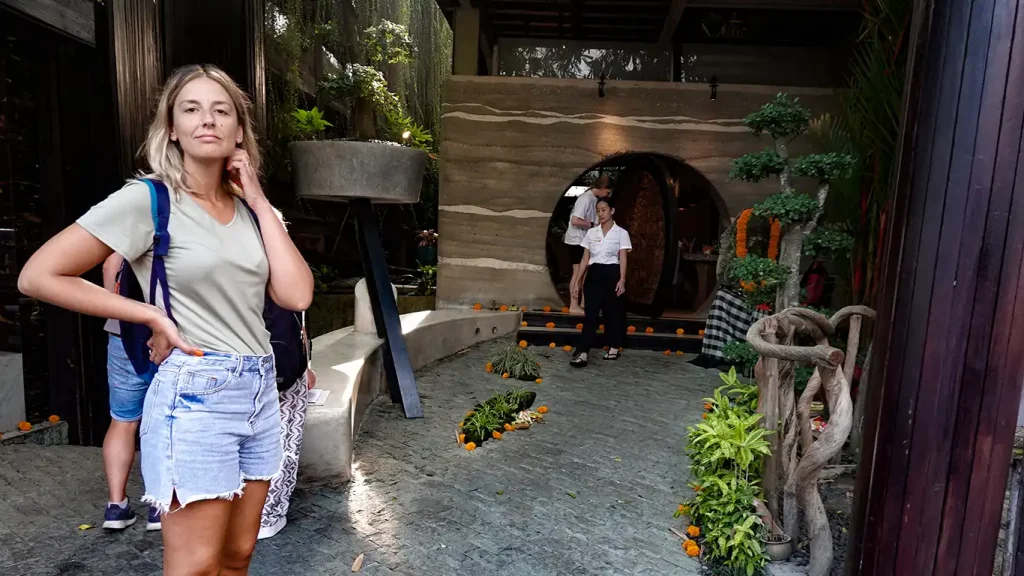 Noelia en la puerta del Clear Café Ubud antes de subir al spa.