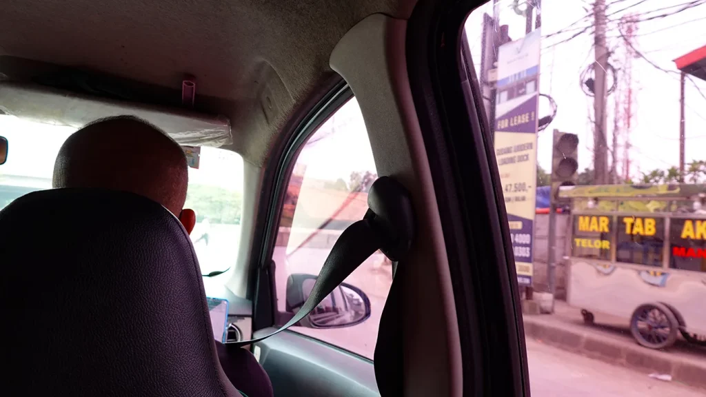 Interior del coche con aire acondicionado durante una excursión con conductor privado en Bali.