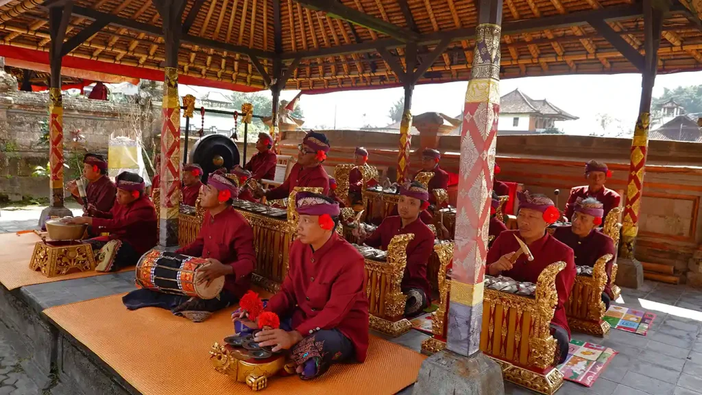 Músicos locales tocando instrumentos tradicionales en la Danza Barong.